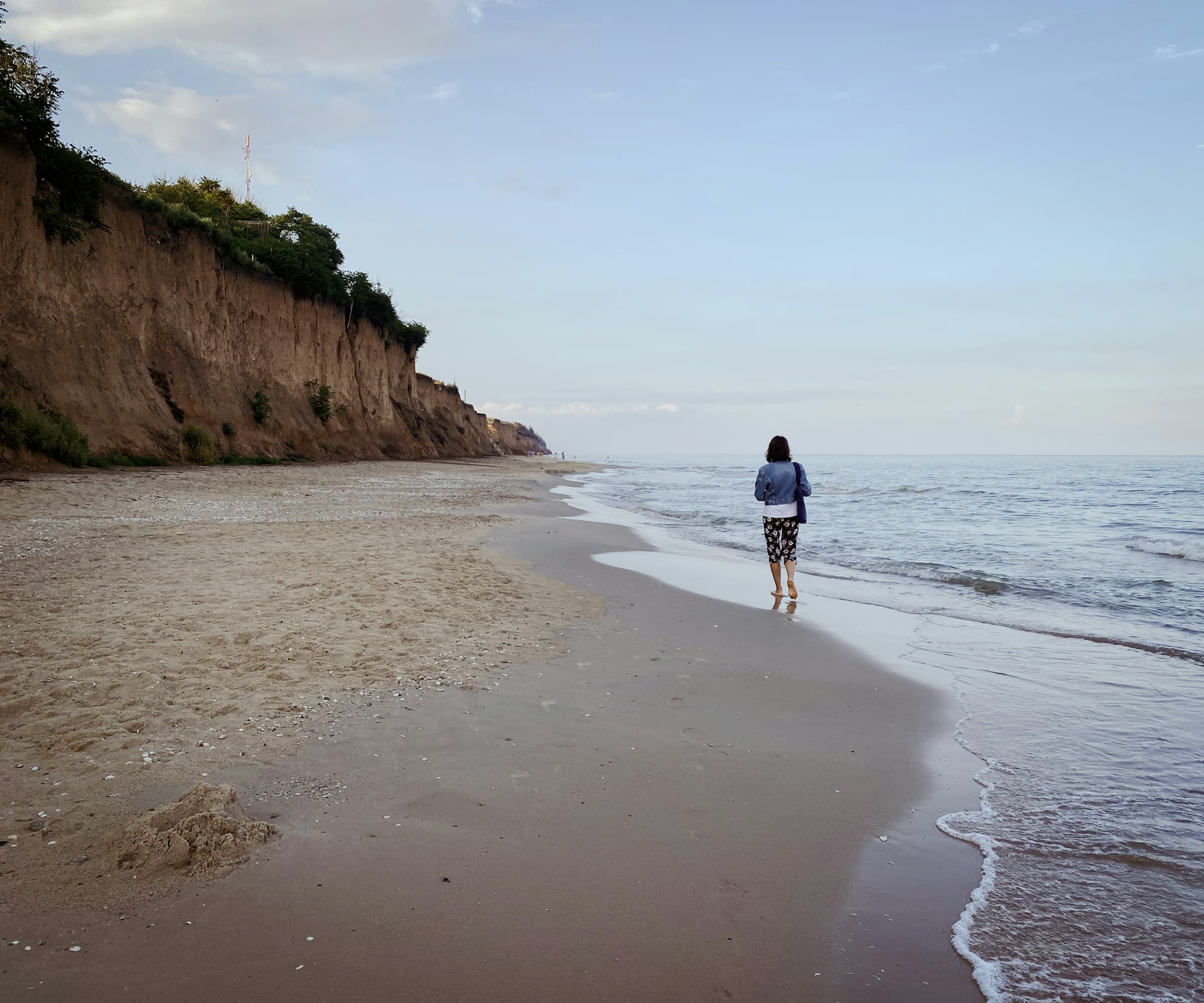 Kvinde der går på en strand